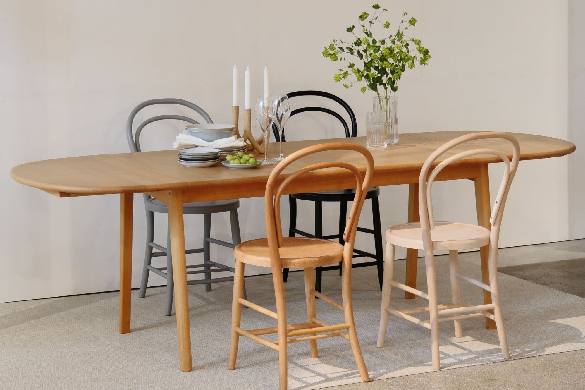 曲線美の家具で空間に和らぎをデザインする。